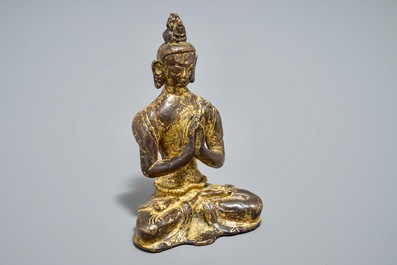 Een deels vergulde bronzen Boeddha Namaskara, Nepal, 16/17e eeuw