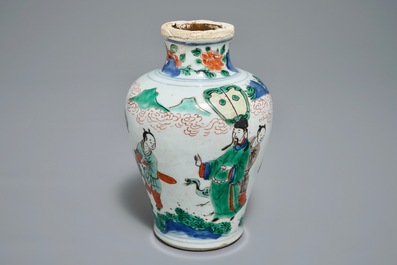 Un vase en porcelaine de Chine wucai &agrave; d&eacute;cor mythologique, &eacute;poque Transition