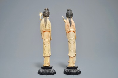 Two Chinese carved ivory figures of ladies on wooden stands, 19/20th C.