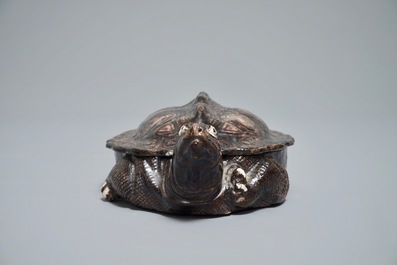 Een Chinese dekselterrine in de vorm van een schildpad in bruin op biscuit, Qianlong