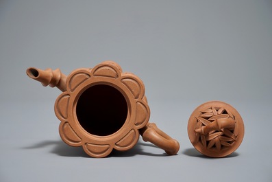 Een Chinese dubbelwandige ajour bewerkte Yixing steengoed theepot in de vorm van bamboe, Kangxi