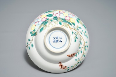 Un bol en porcelaine de Chine famille rose, marque de Jiangxi Porcelain Company, R&eacute;publique, 20&egrave;me