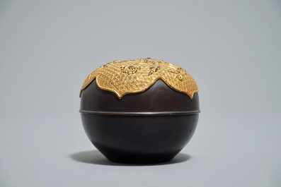 A round Chinese gilt-lacquered box and cover with applied floral design, Qianlong mark, 18/19th C.