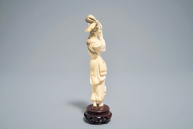 Une figure de la guerri&egrave;re Hua Mulan en ivoire sculpt&eacute;, Chine, 1&egrave;re moiti&eacute; du 20&egrave;me