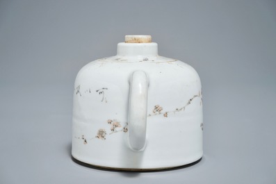A Chinese qianjiang cai teapot with floral design, 19/20th C.