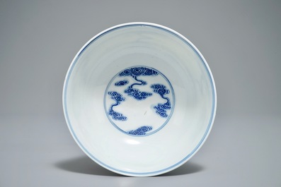 Een Chinese blauwwitte kom met gestileerde wolken, Guangxu merk, 19/20e eeuw