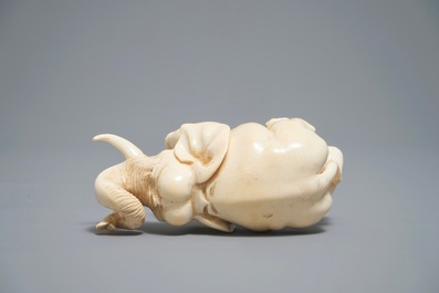 A Chinese carved ivory model of an elephant, 19/20th C.