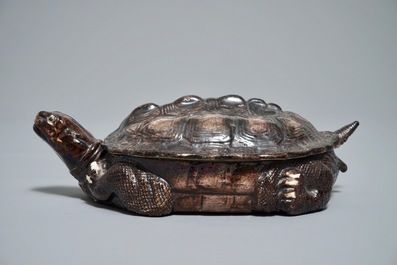 Une terrine couverte en forme de tortue en biscuit &eacute;maill&eacute; brun, Chine, Qianlong