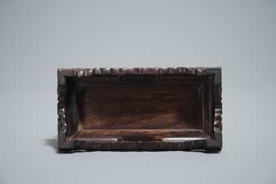 Een Chinees jade scherm met hardstenen reli&euml;fdecor op houten sokkel, 20e eeuw