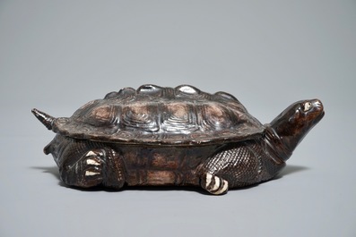 Une terrine couverte en forme de tortue en biscuit &eacute;maill&eacute; brun, Chine, Qianlong