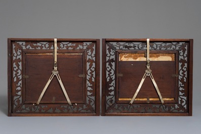 Twee Chinese famille verte tegels in ajour bewerkte houten lijst, 19/20e eeuw