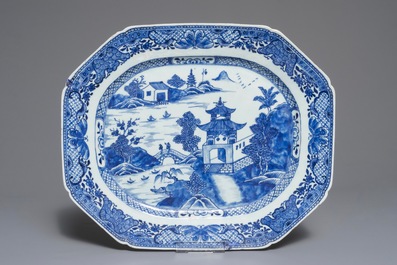 Deux plats en porcelaine de Chine bleu et blanc &agrave; d&eacute;cor d'un ph&eacute;nix et d'un paysage, 19&egrave;me et Qianlong