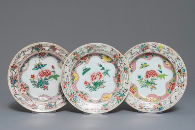 Cinq assiettes en porcelaine de Chine famille rose, Yongzheng et Qianlong