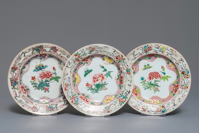 Cinq assiettes en porcelaine de Chine famille rose, Yongzheng et Qianlong