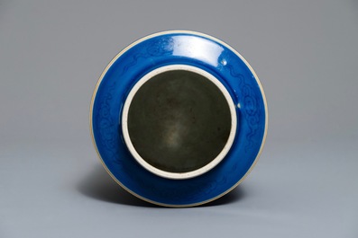 Une bo&icirc;te &agrave; th&eacute; en porcelaine de Chine bleu monochrome, Kangxi