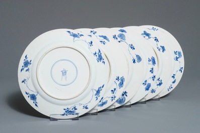 Six assiettes en porcelaine de Chine bleu et blanc &agrave; d&eacute;cor de chrysanth&egrave;mes, Kangxi