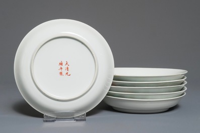 Six assiettes en porcelaine de Chine famille rose &agrave; d&eacute;cor floral, marque de Guangxu, 19/20&egrave;me