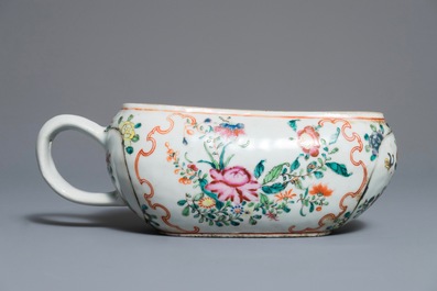 Une cafeti&egrave;re et un bourdalou en porcelaine de Chine famille rose, Qianlong