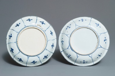 Deux assiettes en porcelaine de Chine bleu et blanc de type kraak, Wanli