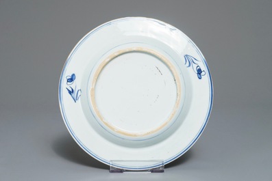 Trois assiettes en porcelaine de Chine bleu et blanc et de style Kakiemon, 18&egrave;me