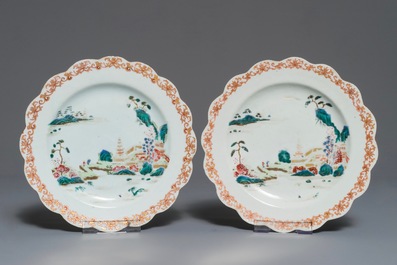 Un plat et quatre assiettes en porcelaine de Chine famille rose aux d&eacute;cors de paysages, Qianlong