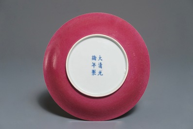Een Chinees ijzerrood drakenbord met robijnrode anhua-gedecoreerde onderkant, Guangxu merk en periode
