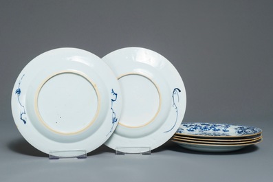 Six assiettes en porcelaine de Chine bleu et blanc &agrave; d&eacute;cor 'Pompadour', Qianlong