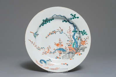 Trois assiettes en porcelaine de Chine bleu et blanc et de style Kakiemon, 18&egrave;me