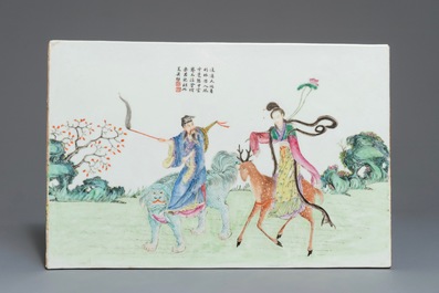 Een paar fijne Chinese famille rose plaquettes met onsterfelijken op hun dier, 19/20e eeuw