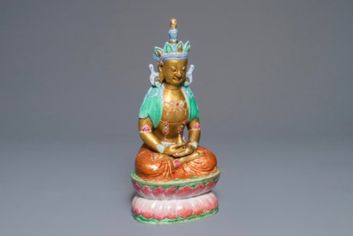 Een Chinese deels vergulde famille rose figuur van Boeddha, 19e eeuw
