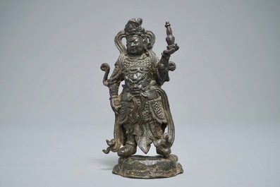 Een Chinese bronzen figuur van de beschermheer Dhanada, Ming