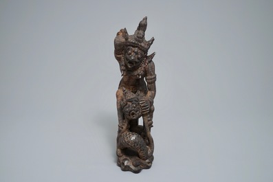 Een Indonesische coromandelhouten figuur van Vishnu op Naga, 19e eeuw