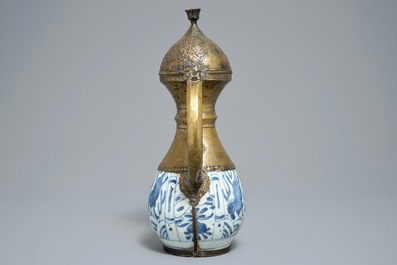 Een Chinese blauwwitte flesvormige vaas met Islamitische montuur, Wanli