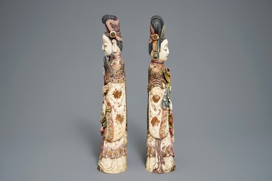 Twee Chinese polychrome ivoren figuren, 19e eeuw