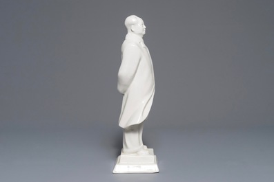 Une grande figure de Mao Zedong debout sur socle en porcelaine de Chine, marqu&eacute;, 2&egrave;me moiti&eacute; du 20&egrave;me