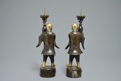 Deux bougeoirs en bronze en forme des fr&egrave;res Hehe Er Xian, Chine, 19/20&egrave;me