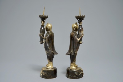 Deux bougeoirs en bronze en forme des fr&egrave;res Hehe Er Xian, Chine, 19/20&egrave;me