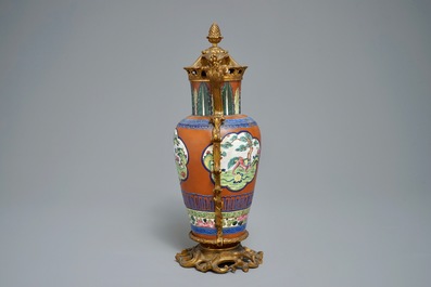 Un vase en gr&egrave;s de Yixing &eacute;maill&eacute; &agrave; monture en bronze ormolu, Chine, 19&egrave;me