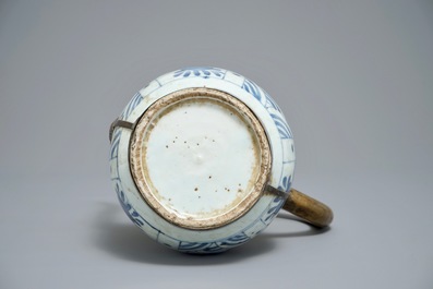 Un vase de forme bouteille en porcelaine de Chine bleu et blanc mont&eacute; pour le march&eacute; islamique, Wanli
