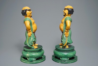 Une paire de grandes figures de gardiens de temple en porcelaine de Chine sancai, 19/20&egrave;me