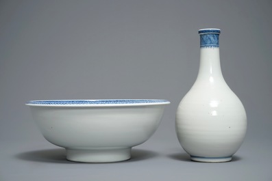 A Chinese blue and white basin with water bottle, Qianlong/Jiaqing
