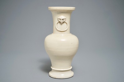 Un vase et un br&ucirc;le-parfum en porcelaine de Chine cr&egrave;me monochrome, Ming