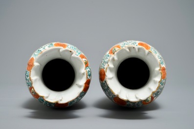 Une paire de vases en porcelaine de Chine famille rose &agrave; fond turquoise, 19th C.