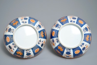 Une paire de bols en porcelaine de Chine de style Imari, Yongzheng/Qianlong