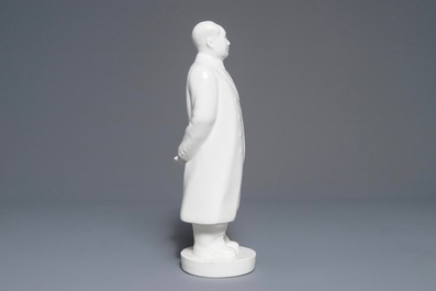 Une grande figure de Mao Zedong debout en porcelaine de Chine, 2&egrave;me moiti&eacute; du 20&egrave;me