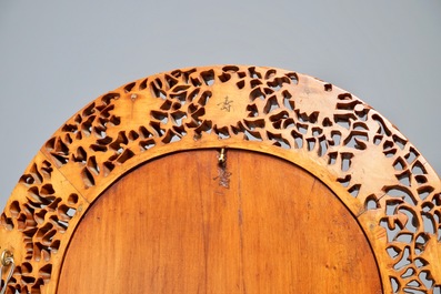 Un cadre de mirroir en bois sculpt&eacute; de Canton, Chine, 19/20&egrave;me