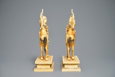 Een paar grote Chinese ruiters te paard in ivoor met inlegwerk, 19e eeuw