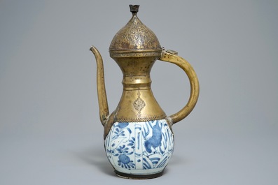 Un vase de forme bouteille en porcelaine de Chine bleu et blanc mont&eacute; pour le march&eacute; islamique, Wanli