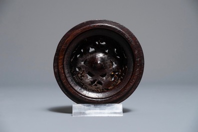 Un br&ucirc;le-parfum en jade c&eacute;ladon au couvercle et socle en bois sculpt&eacute;, Chine, 18/19&egrave;me