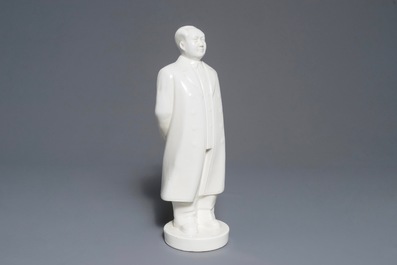 Een grote Chinese figuur van een staande Mao Zedong, 2e helft 20e eeuw